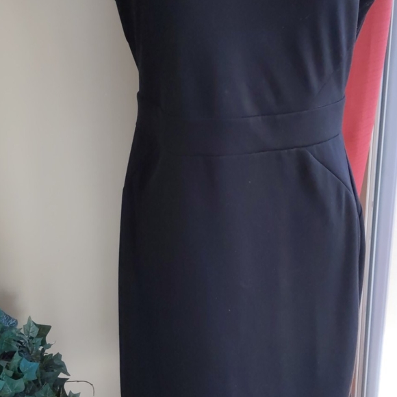 Sleeveless black dress - Picture 2 of 3